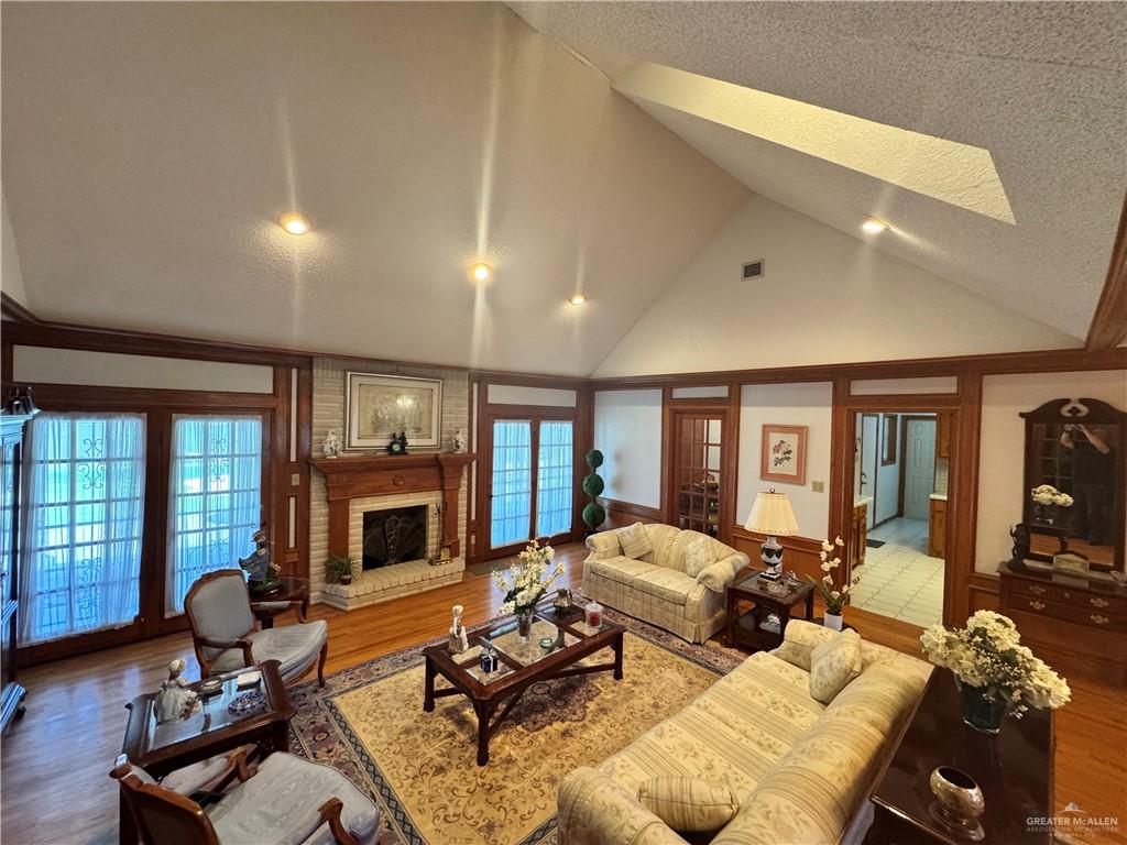 Photo 4 of 608 Jackson Avenue