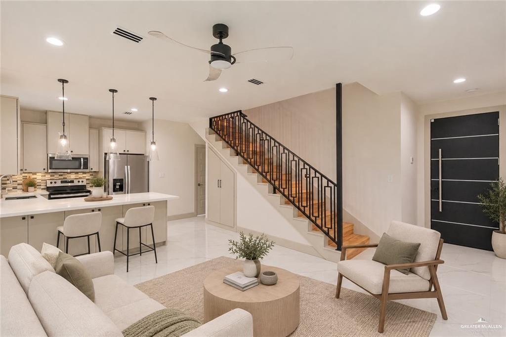 Photo 3 of 208 Canary Avenue