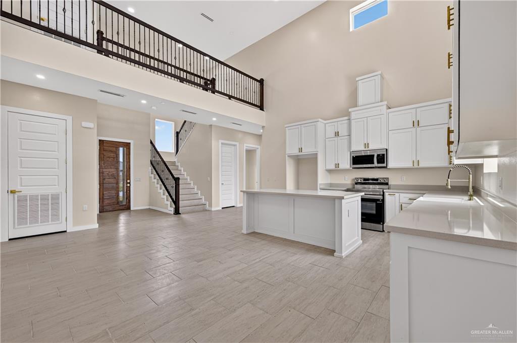 Photo 5 of 2911 Dhalia Drive