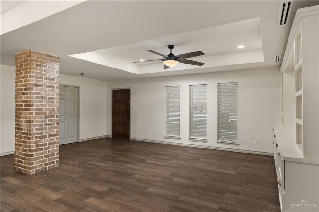 Photo 4 of 204 Iris Avenue