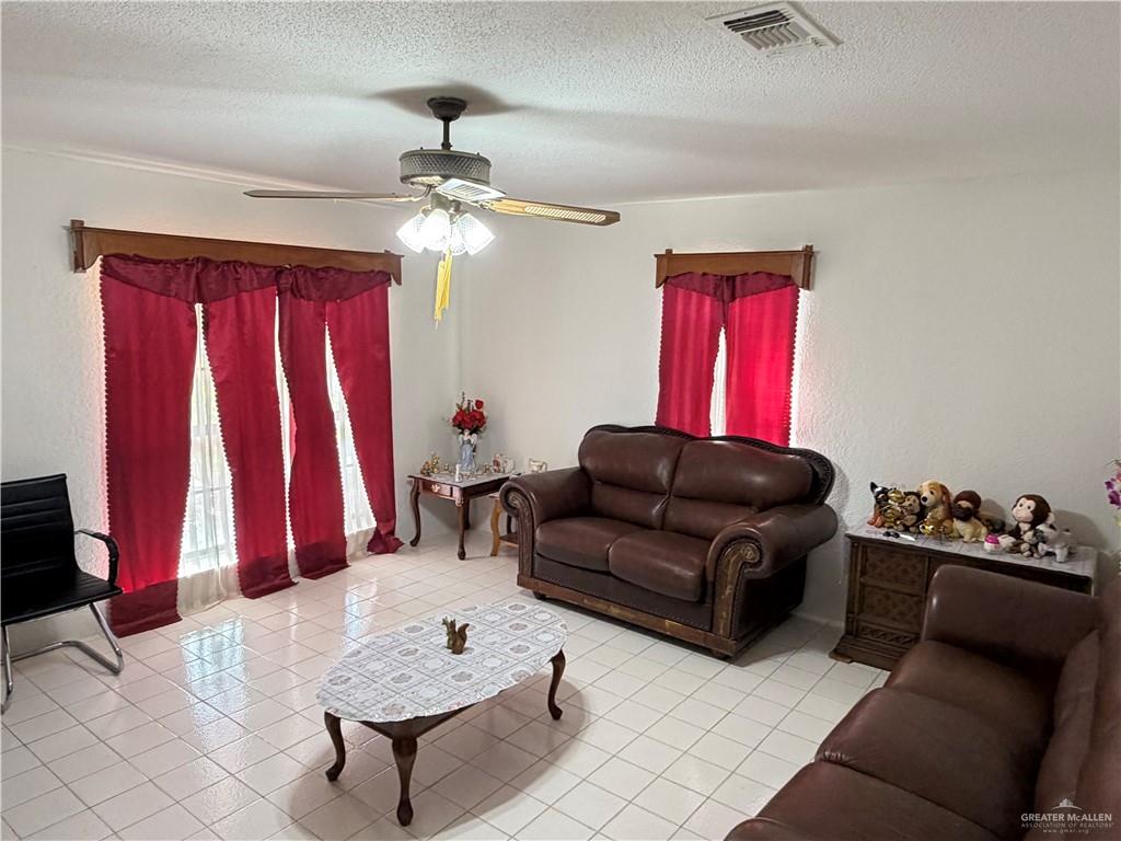 Photo 3 of 804 Gladiator Boulevard