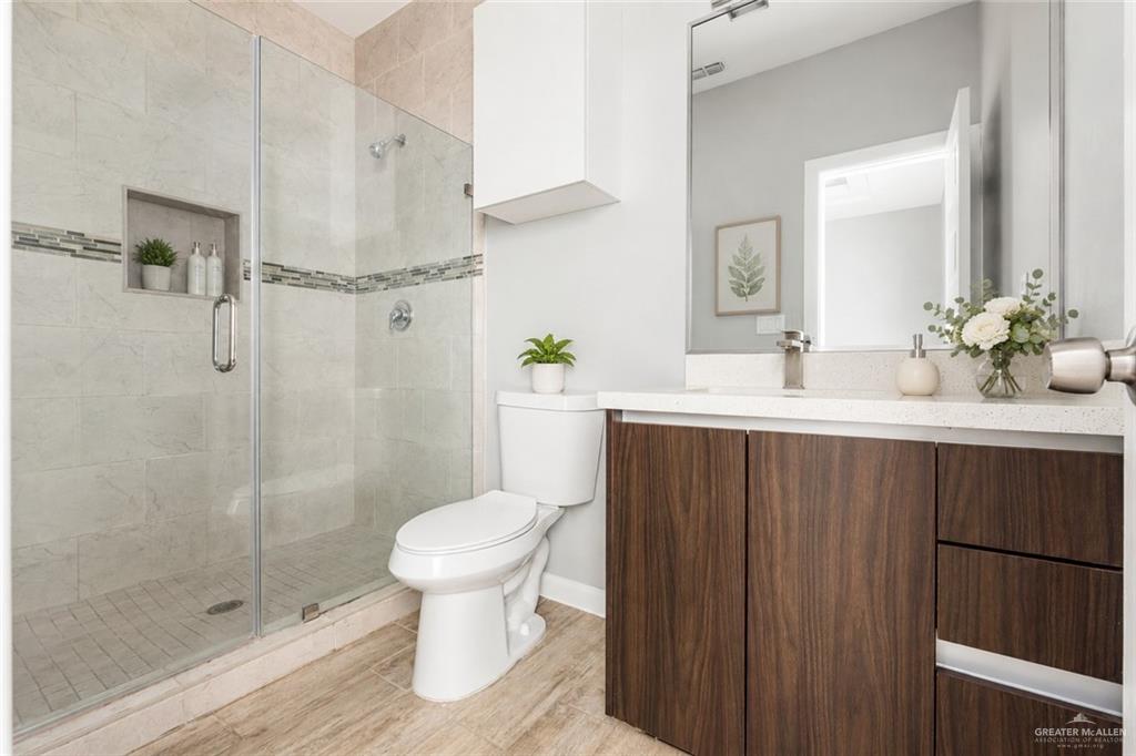 Photo 7 of 1317 Xanthia Street