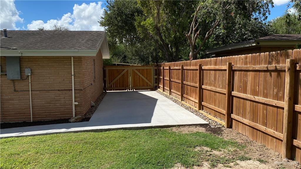 Photo 2 of 1422 Gardenia Avenue