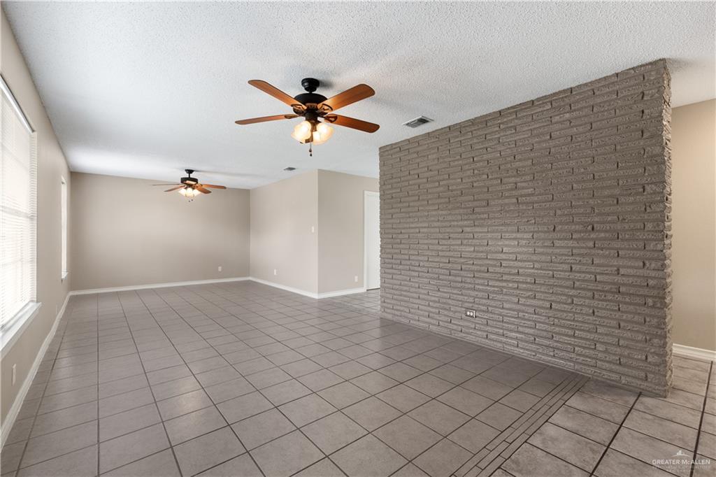 Photo 3 of 1422 Gardenia Avenue