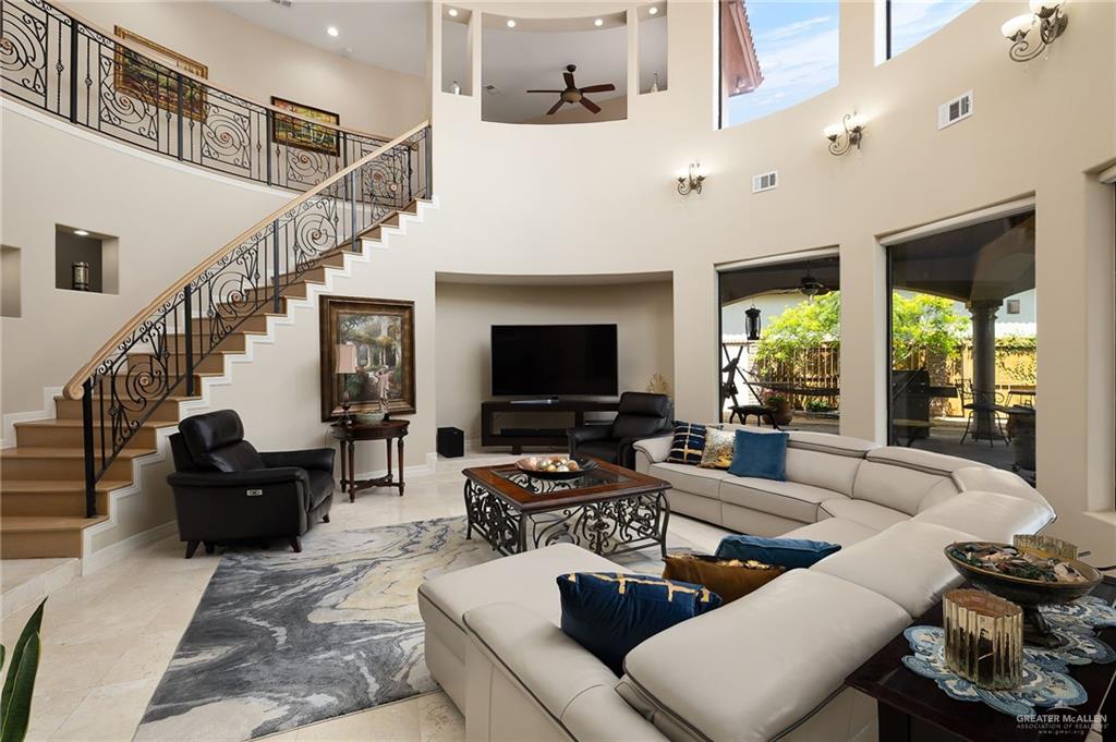 Photo 4 of 4002 San Clemente Street