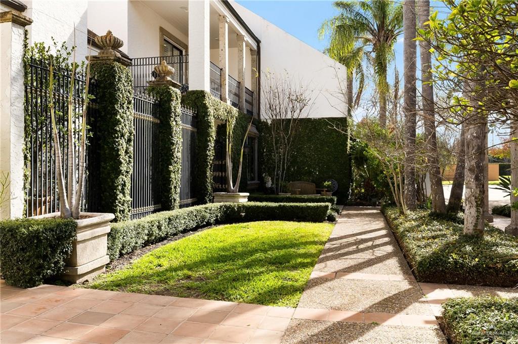 Photo 5 of 31 Villas Jardin Drive