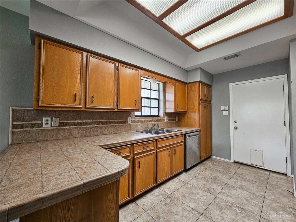 Photo 10 of 2208 Robin Avenue