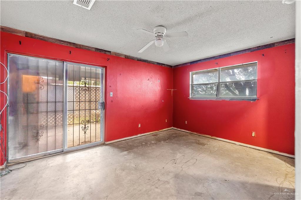 Photo 12 of 924 Greenlawn Street