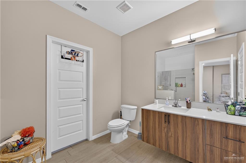 Photo 10 of 3100 Kenwood Street