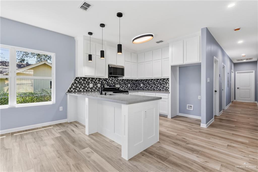Photo 4 of 405 Huisache Street