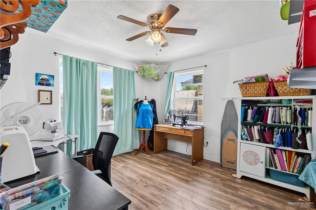 Photo 10 of 905 Bowe Street