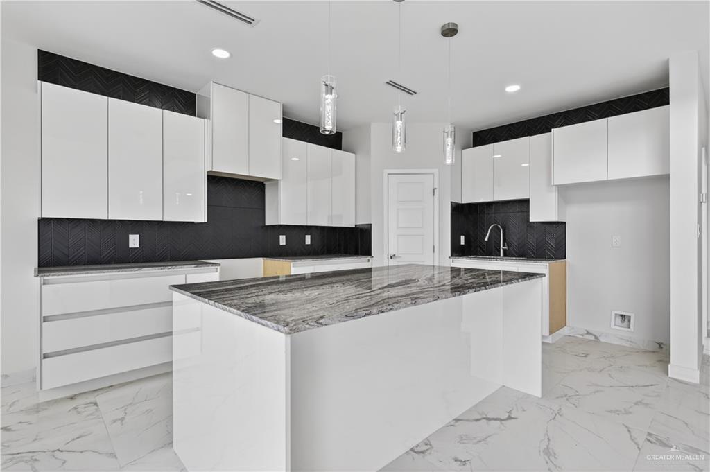 Photo 4 of 1703 Oak Alley Drive