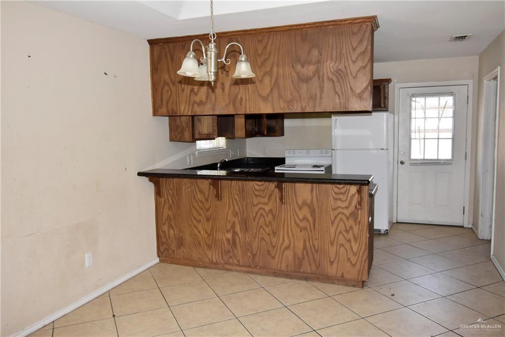 Photo 3 of 207 Albatross Avenue