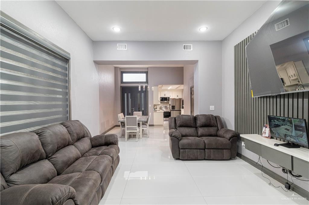 Photo 2 of 814 Cimarron Drive