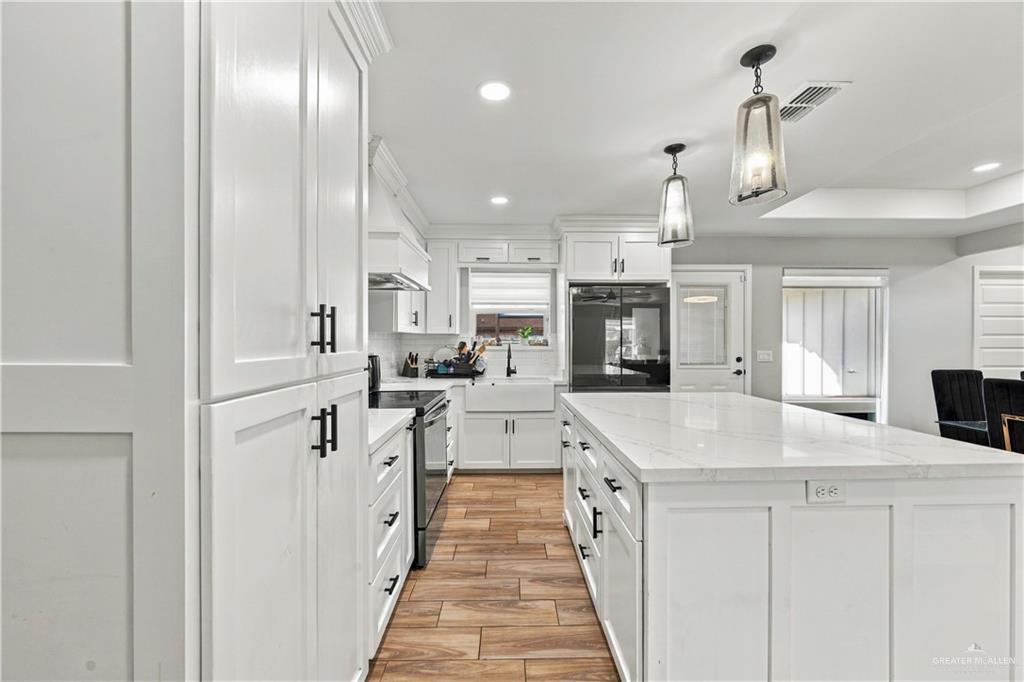 Photo 6 of 610 Resplandor Street
