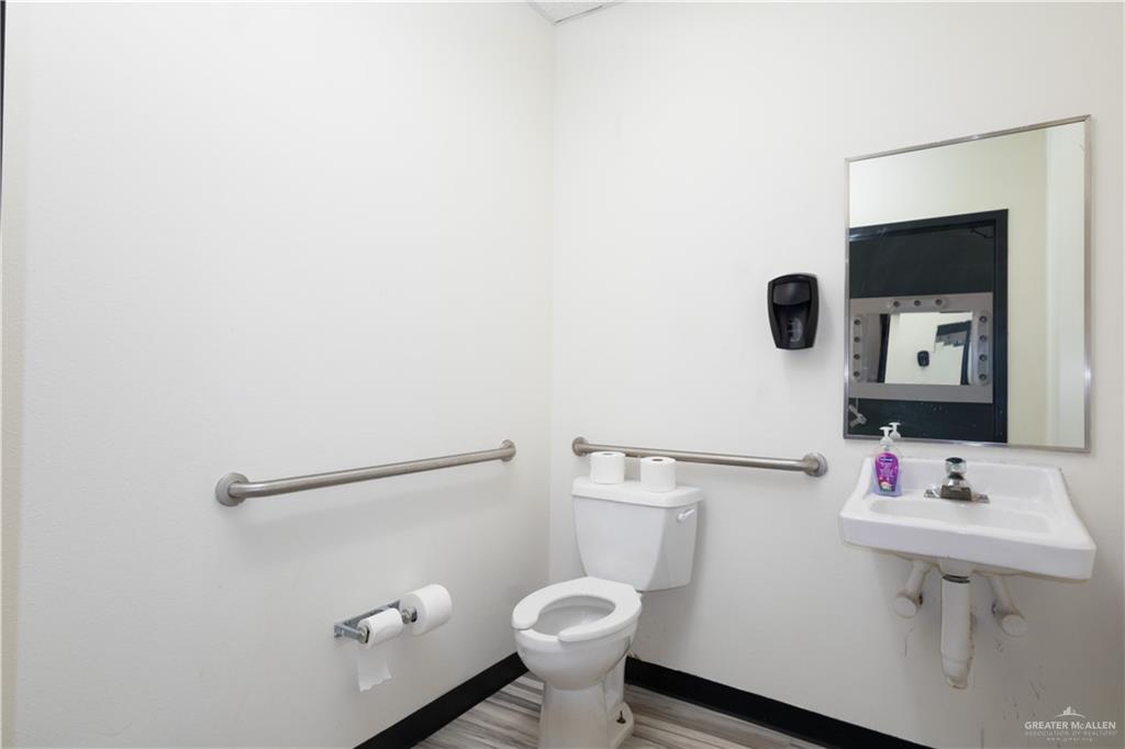 Photo 9 of 2721 Fountain Plaza Boulevard #Suite C
