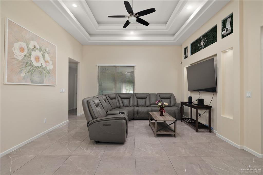Photo 4 of 1407 Combes Avenue