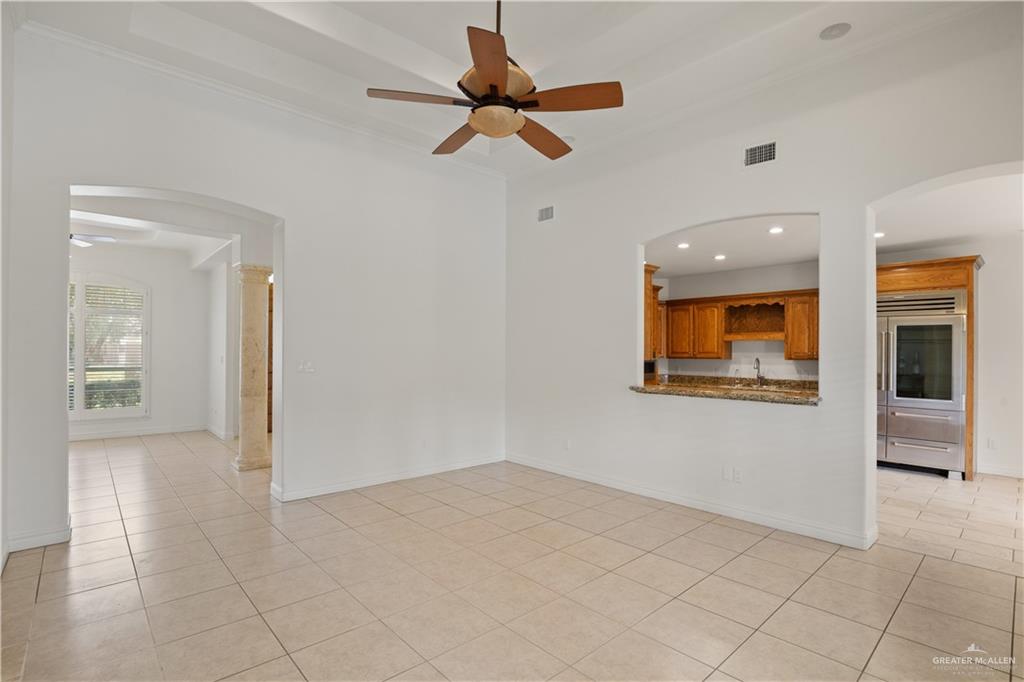 Photo 10 of 5009 Redwood Avenue