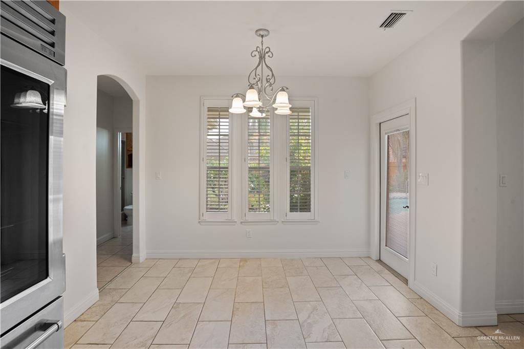 Photo 12 of 5009 Redwood Avenue