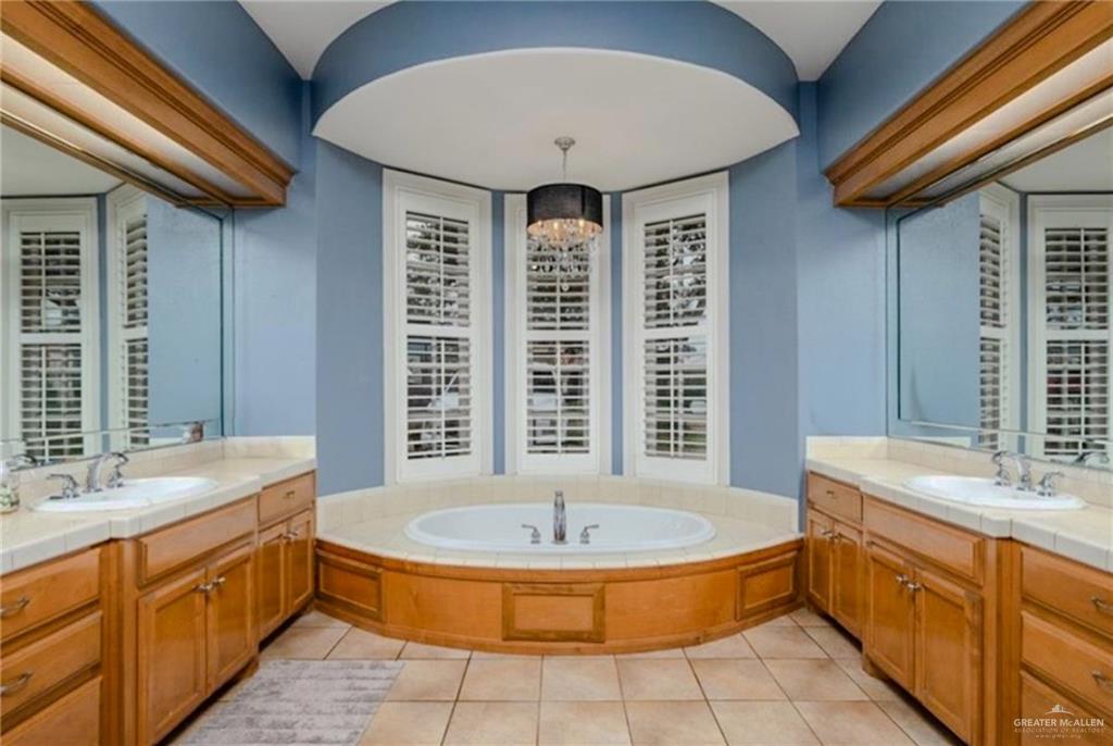 Photo 11 of 2513 Kings Drive
