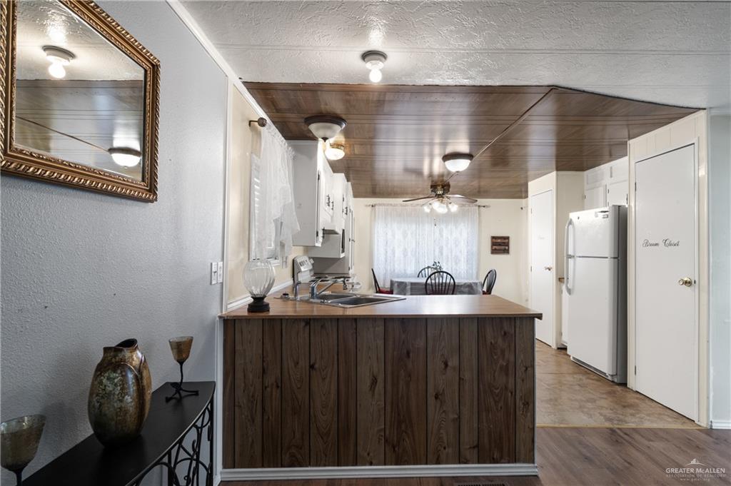 Photo 5 of 14606 Elm Street