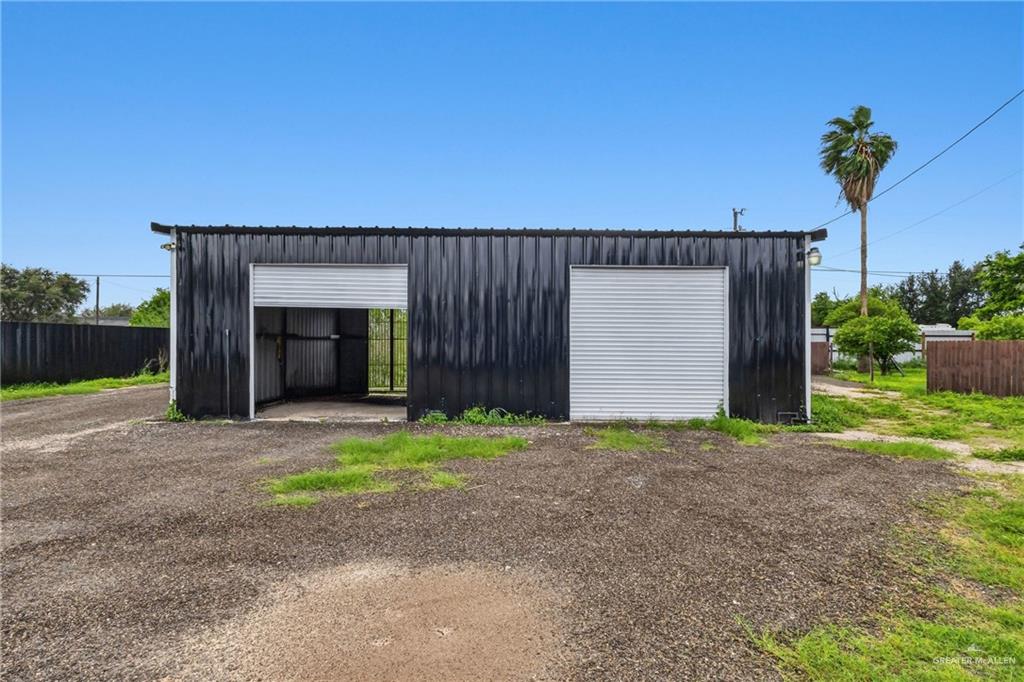 Photo 1 of 1306 Road Runner Street, Donna