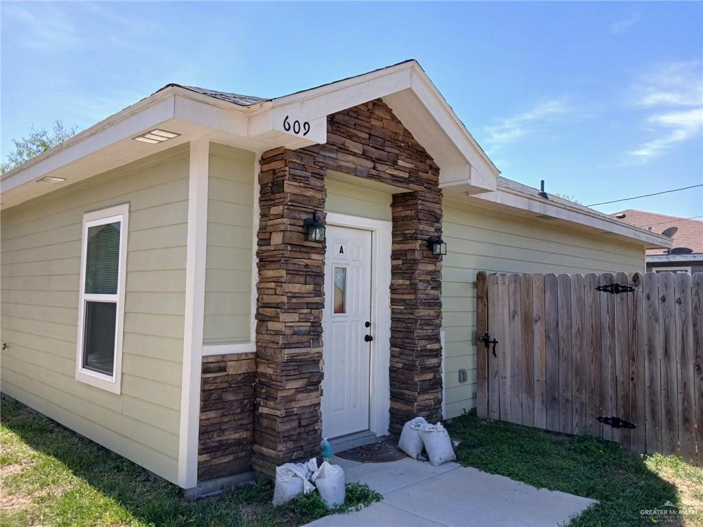 Photo 9 of 605 & 609 Cypress Avenue