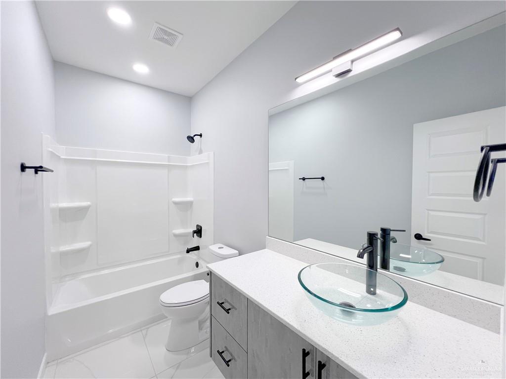 Photo 21 of 823 Woodson Avenue #4