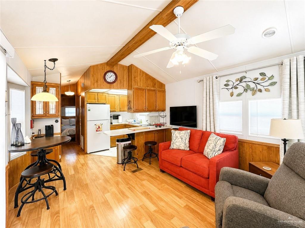 Photo 4 of 212 London Drive