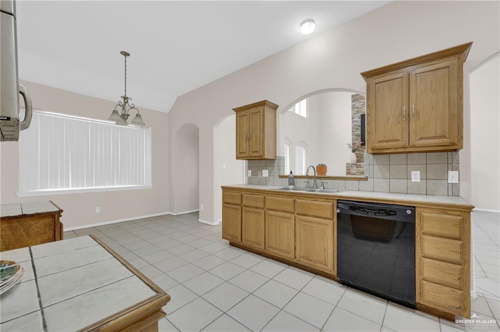 Photo 6 of 2728 Leslie Street